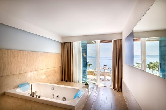 valamar-girandella-resort-adults-premium-suite-balcony-seaview_05-02-2024-131323.jpg