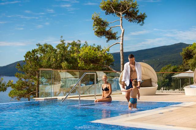 valamar-girandella-resort-premium-villas-pool-closeup_05-02-2024-131351.jpg