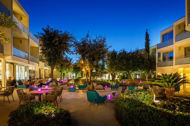 valamar-argosy-hotel-lobby-bar-garden-by-night_20-02-2019-160131.jpg